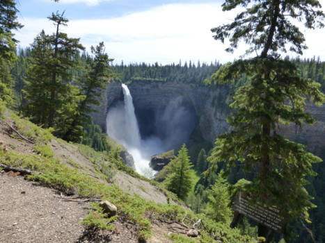 Wells Gray provincial park - Spahat Falls 73 mtr hoog en 9 mtr breed, 2016