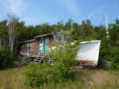 Nova Scotia - Hij heeft niet de schaapjes maar de woonboot op het droge.