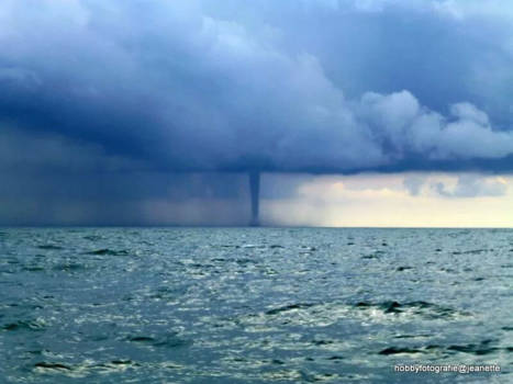 Vancouver - Waterhoos op zee boven Schiermonnikoog