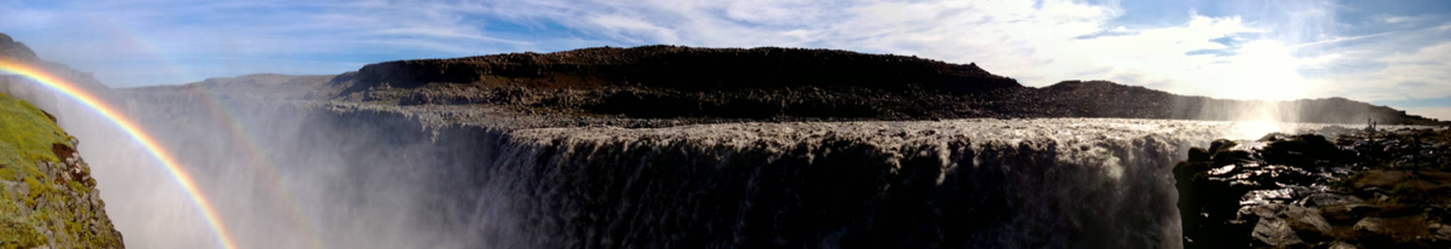 Calgary - Als de zon doorbreekt maakt de modderige waterval een regenboog.