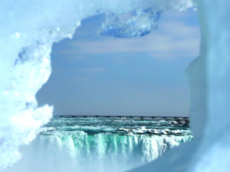 Niagara Falls - zicht op naar falls Door gat in ijswand