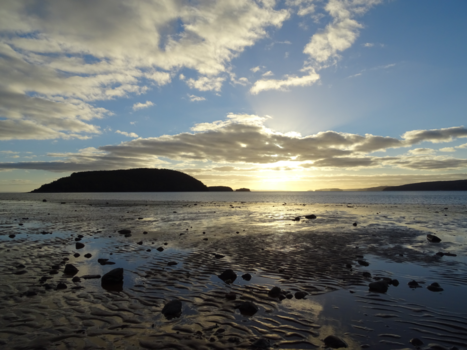 Nova Scotia - De zon gaat onder achter Moose Island de grootste van de Five Islands in de Fundy Bay