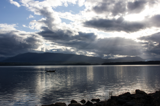 Vancouver Island - Een Kwakwaka'wakw indiaan keert terug met de vangst van de dag