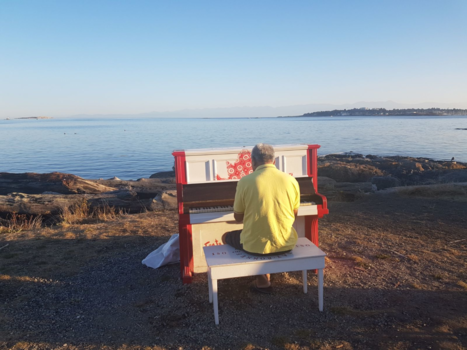 Victoria (Canada) - Once in a Life Time., 150 jaar Canada. Piano spelen aan het strand van Victoria