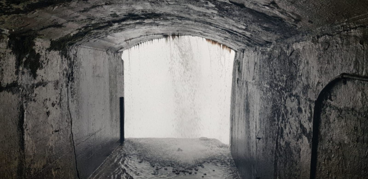 Niagara Falls - Behind the fall