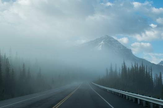 Camperreis Canada - Dwalend door de mist in de Rocky Mountains.
