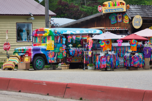Canada - Kleurrijke verkoopplek bij de veerpont over Mirror Lake