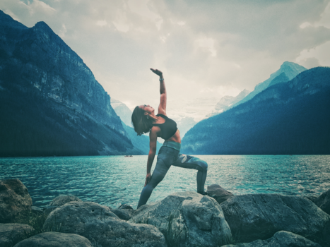 Camperreis Canada - Warrior pose at Lake Louise Canada