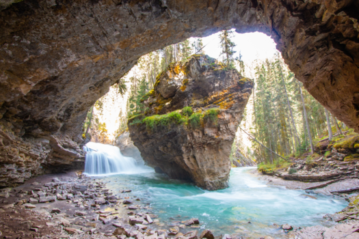 Rondreis West-Canada - Verborgen waterval getrokken vanuit grot